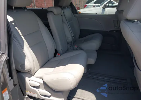 2015 Toyota Sienna Xle 8 Passenger z USA, uszkodzony, nr VIN 5TDYK3DC6FS674906